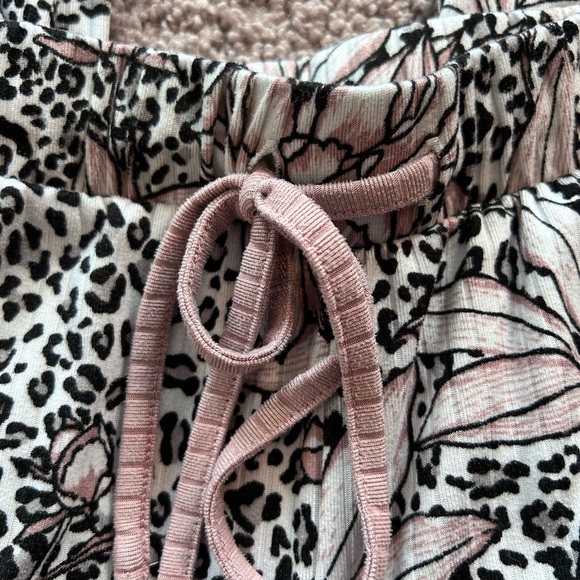 Tahari Floral Women’s Black & Pink PJ Bottoms
Size M - Picture 4 of 5
